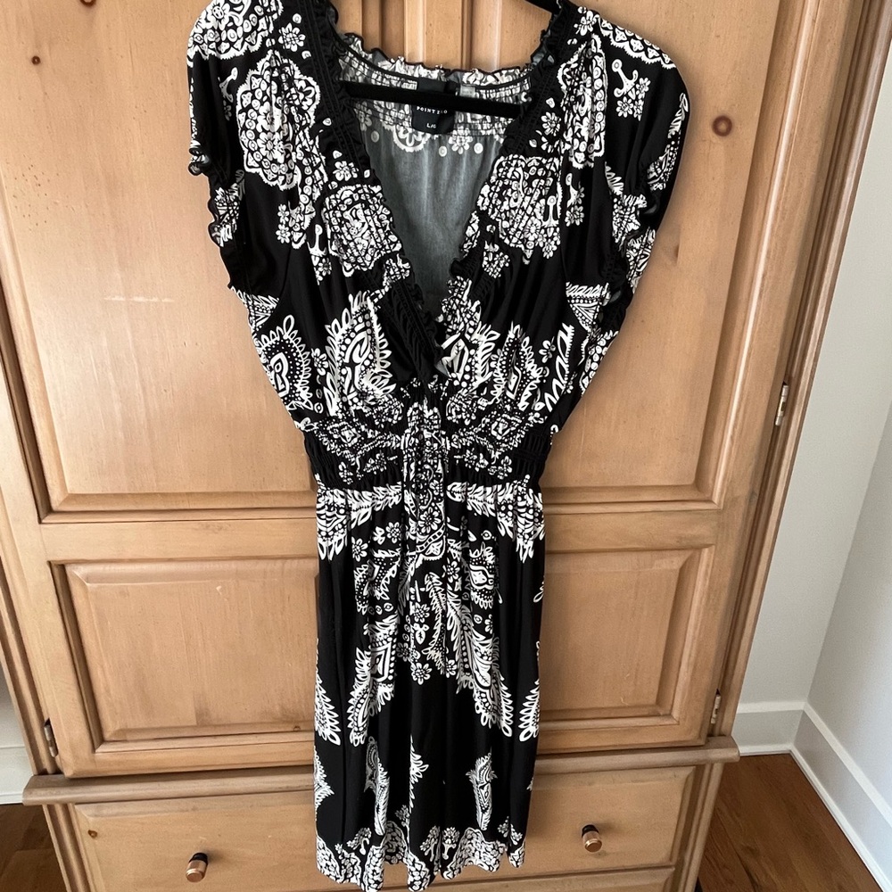 Point Zero Black and White Flutter Sleeve Midi Dress